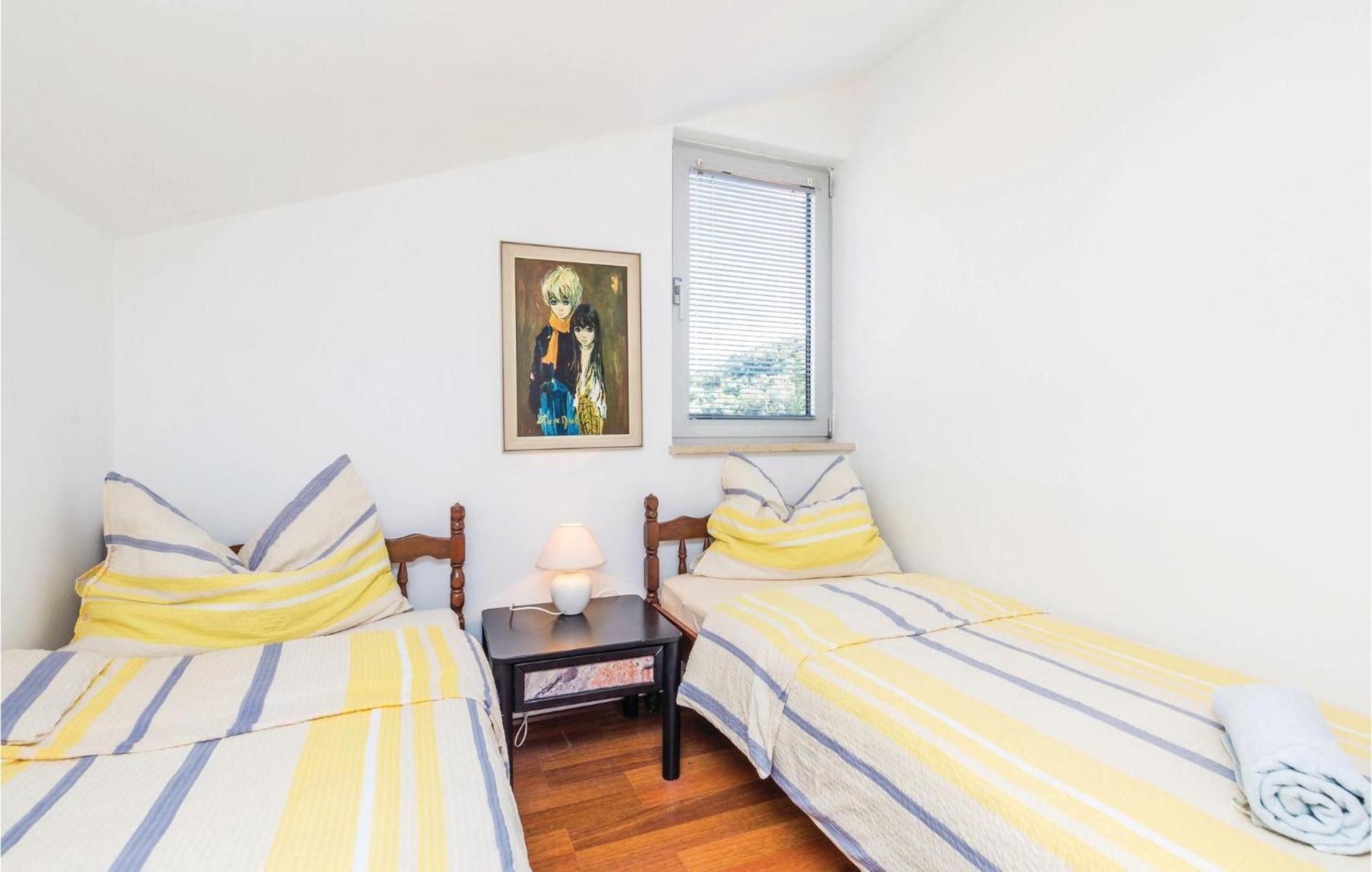 Lovely Apartment In Kampor With Kitchen ภายนอก รูปภาพ