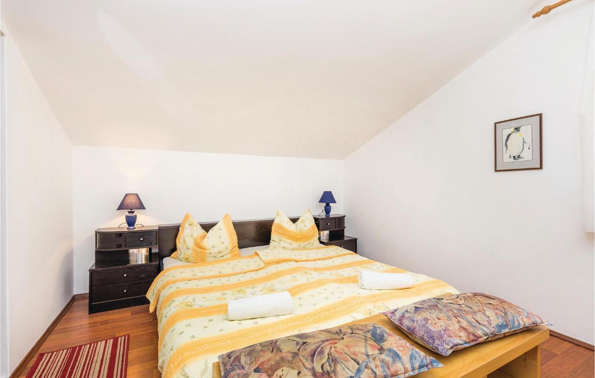 Lovely Apartment In Kampor With Kitchen ภายนอก รูปภาพ