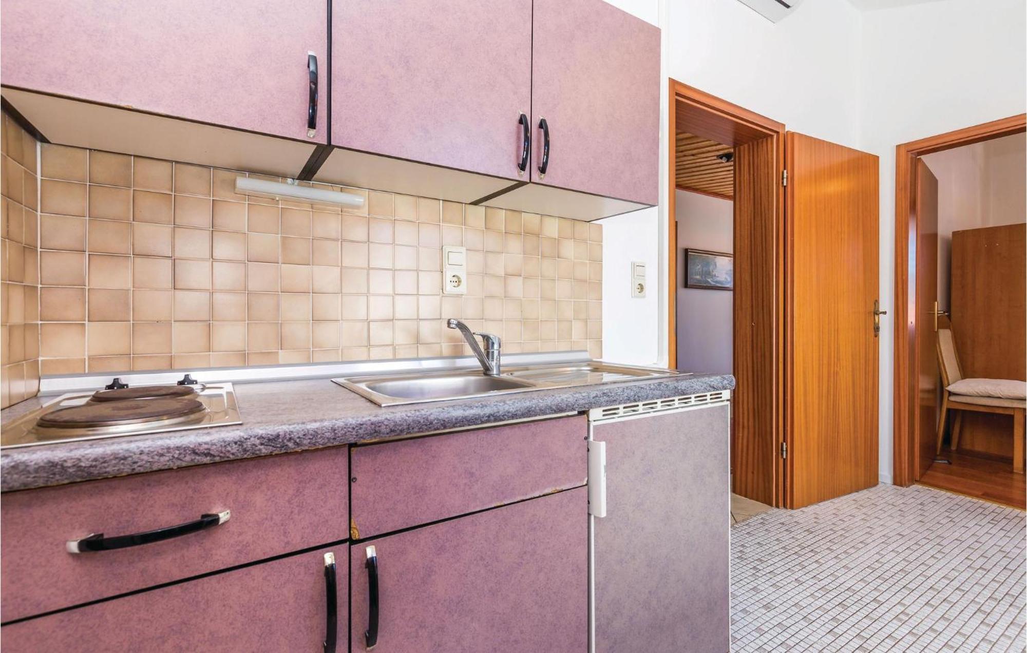 Lovely Apartment In Kampor With Kitchen ภายนอก รูปภาพ
